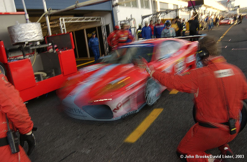 Warm-up pit stop action for Team Maranello Concessionaires