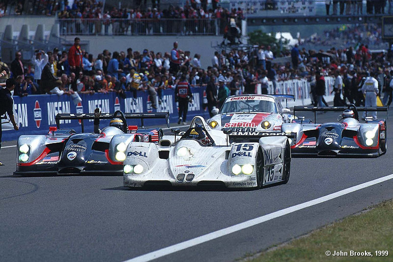 Pier-Luigi Martini takes the BMW across the line to win the 1999 Le Mans 24 Hours